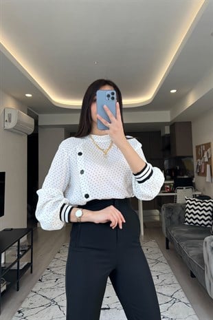 Beyaz Düğme Detaylı Bluz