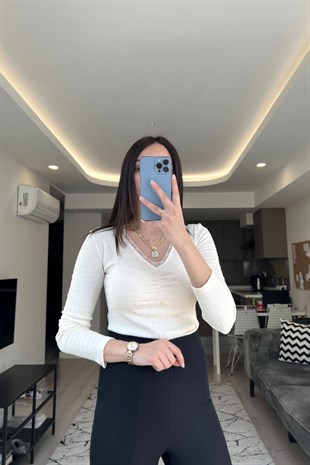 Ekru Dantel Detaylı V Yaka Bluz