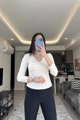 Ekru Dantel Detaylı V Yaka Bluz
