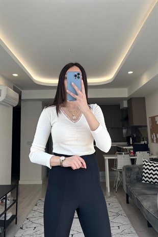 Ekru Dantel Detaylı V Yaka Bluz