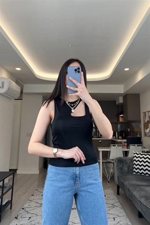 Siyah Pencere Detaylı Bluz