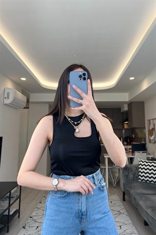 Siyah Pencere Detaylı Bluz