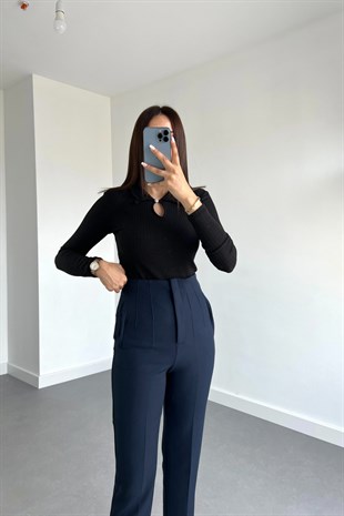 Siyah Yaka Taş Detaylı Bluz