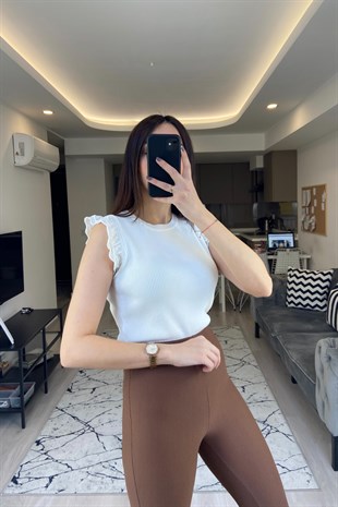 STR Beyaz Fırfırlı Bluz