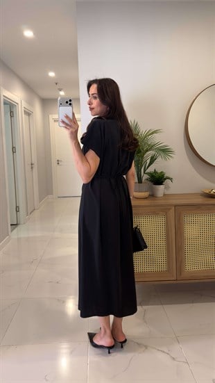 Certla Siyah Önü Aksesuar Detaylı Vatkalı Elbise