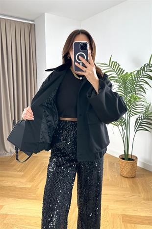 Siyah Beli Büzgülü Kapak Cepli Mont