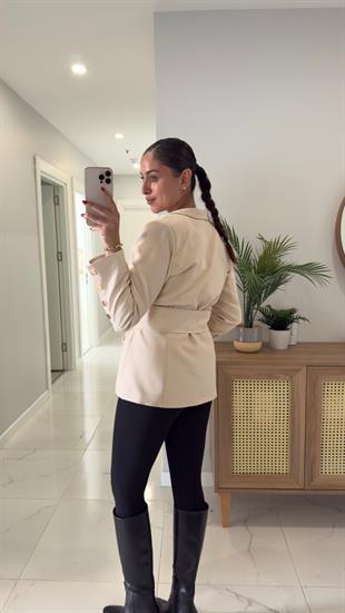 Desla Bej Çıtçıt Detaylı Kuşaklı Blazer Ceket