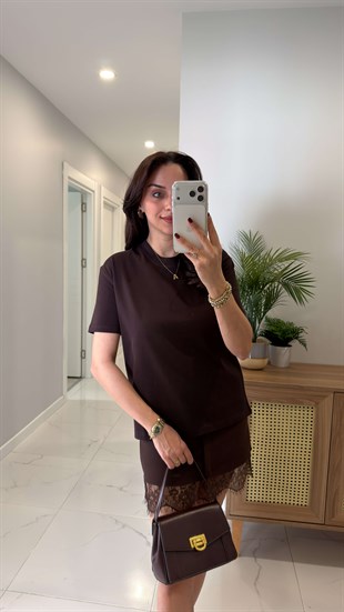 Dlvin Giola Koyu Kahve Dekoratif Dikişli Bisiklet Yaka Tişört