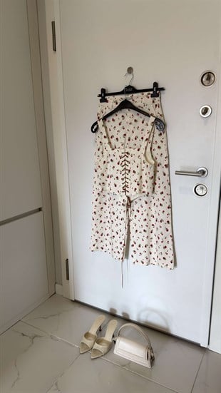 Dops Kırmızı Çiçek Desenli Bağcıklı Crop Pantolon Takım