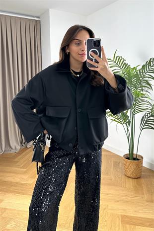 Siyah Beli Büzgülü Kapak Cepli Mont