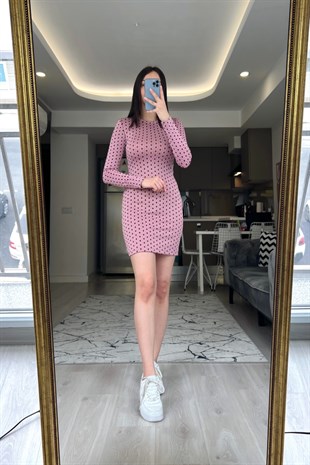 Pembe Kare Desenli Elbise
