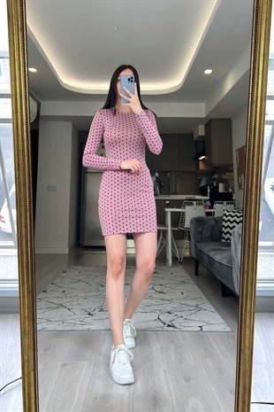 Pembe Kare Desenli Elbise