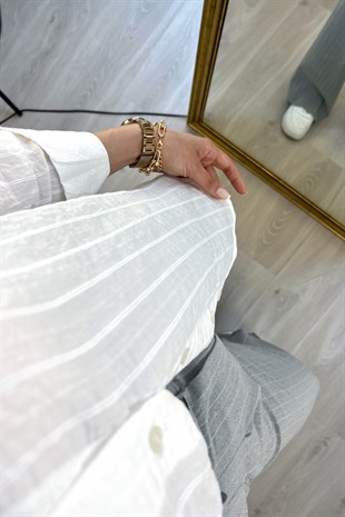 Beyaz Çizgili Gömlek