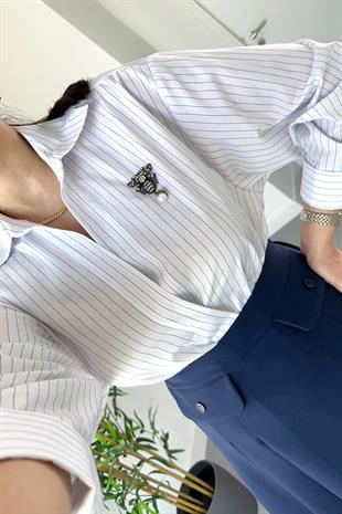 Mavi Beyaz Çizgili Broşlu Gömlek