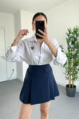 Mavi Beyaz Çizgili Broşlu Gömlek