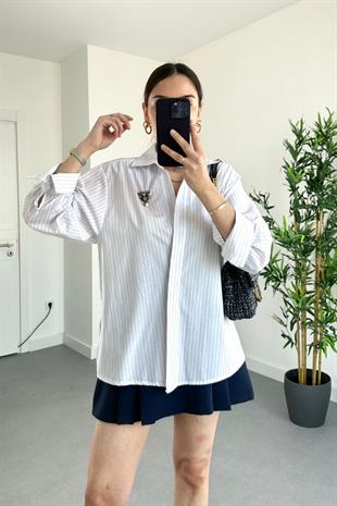 Mavi Beyaz Çizgili Broşlu Gömlek