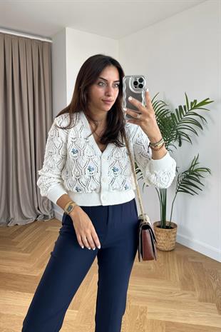 Beyaz Düğme Detaylı Çiçek İşlemeli Ajurlu Hırka