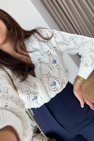 Beyaz Düğme Detaylı Çiçek İşlemeli Ajurlu Hırka