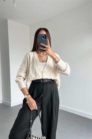 Ekru Düğmeleri Farklı Triko Hırka
