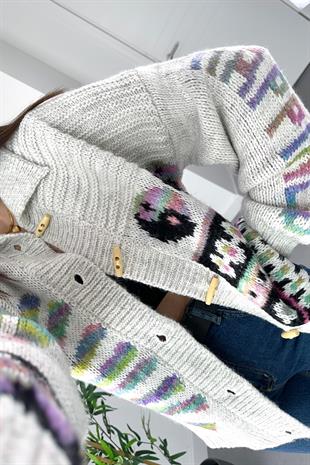 Gri Çok Renkli Desenli Tahta Düğme Detaylı Hırka