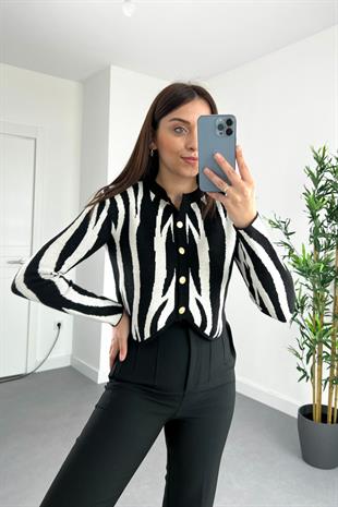 Siyah-Beyaz Zebra Desenli Vatkalı Asimetrik Kesim Düğme Detaylı Hırka