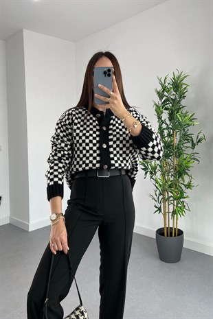 Siyah Kareli Taş Düğme Detaylı Hırka