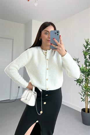 Soft Kırık Beyaz Düğme Detaylı Bisiklet Yaka Yumoş Hırka