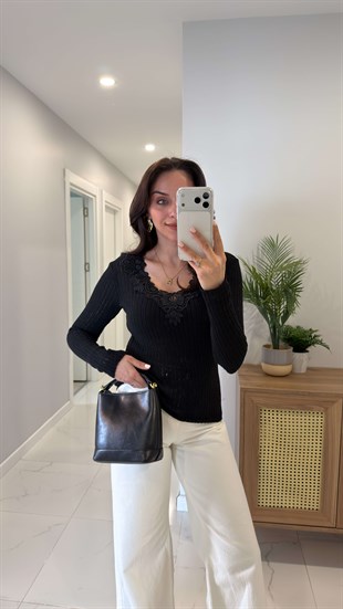 İsilla Siyah Yakası Dantelli Triko