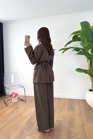 Jenisca Kahve Düğme Detaylı Kuşaklı Ceket Pantolon Takım