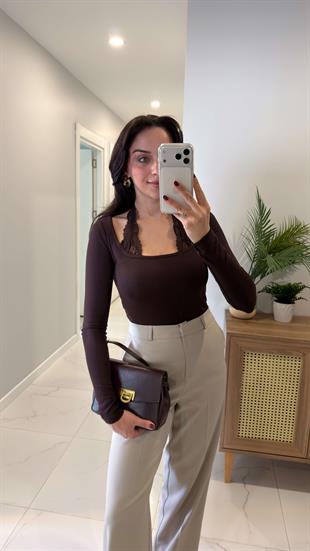 Jissa Kahve Boyundan Dantelli Bluz