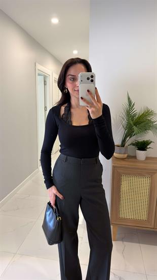 Jissa Siyah Boyundan Dantelli Bluz