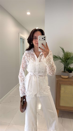 Lara Beyaz Güpür Detaylı Kuşaklı Gömlek