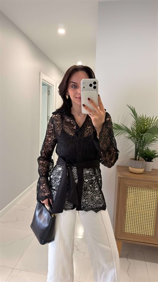 Lara Siyah Güpür Detaylı Kuşaklı Gömlek