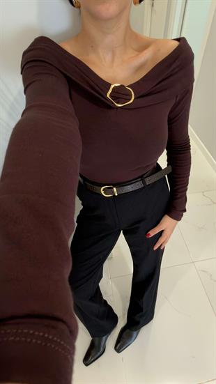 Lesora Kahve Gold Toka Detaylı Kayık Yaka Bluz