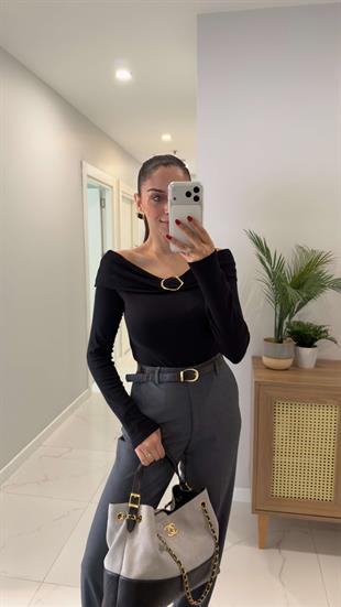 Lesora Siyah Gold Toka Detaylı Kayık Yaka Bluz