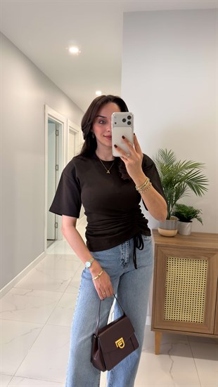 Letra Kahve Büzgü Detaylı Tişört