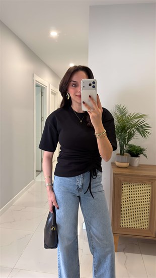 Letra Siyah Büzgü Detaylı Tişört