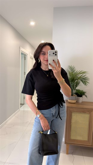 Letra Siyah Büzgü Detaylı Tişört