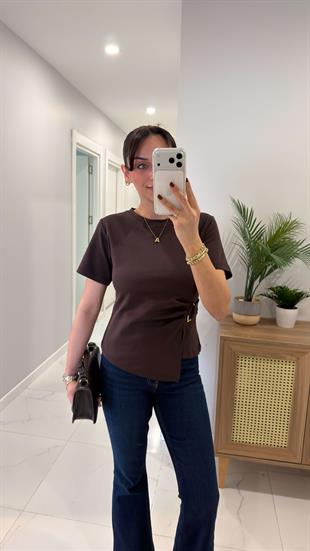 MD Handa Kahve Toka Detaylı Tişört Bluz
