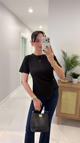 MD Handa Siyah Toka Detaylı Tişört Bluz