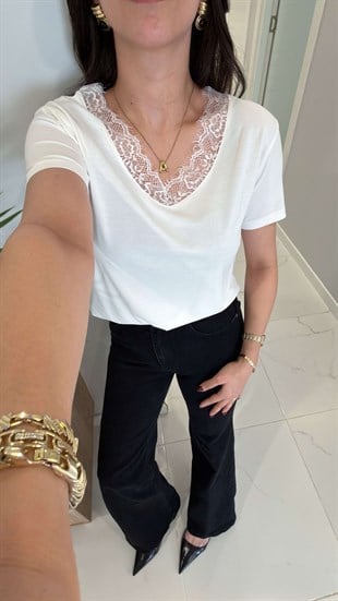 MD Wuggy Beyaz Yakası Dantelli Tişört