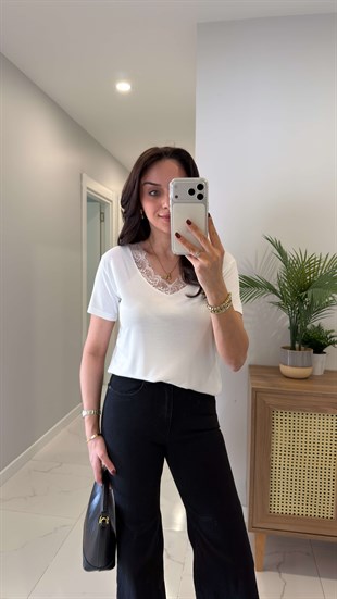 MD Wuggy Beyaz Yakası Dantelli Tişört