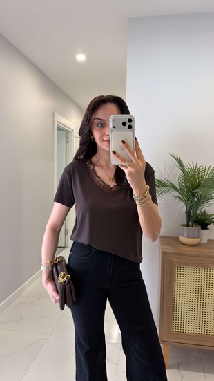 MD Wuggy Kahve Yakası Dantelli Tişört