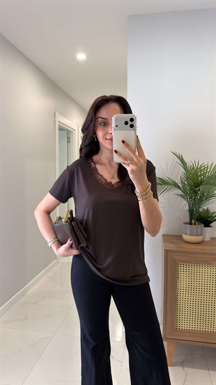 MD Wuggy Kahve Yakası Dantelli Tişört