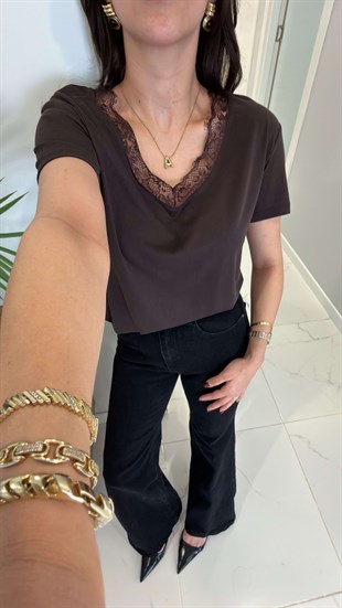 MD Wuggy Kahve Yakası Dantelli Tişört