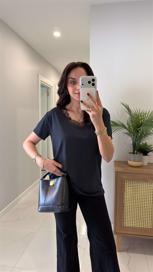 MD Wuggy Siyah Yakası Dantelli Tişört