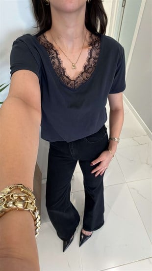 MD Wuggy Siyah Yakası Dantelli Tişört