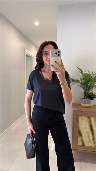 MD Wuggy Siyah Yakası Dantelli Tişört