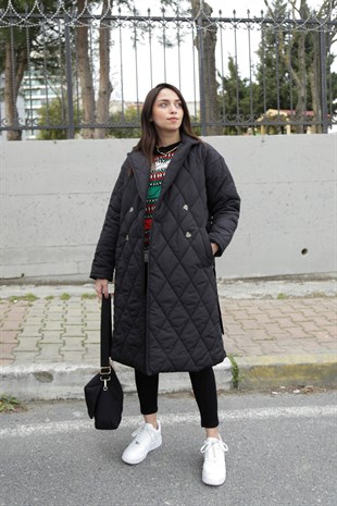 Siyah Kuşaklı Uzun Kapitone Mont
