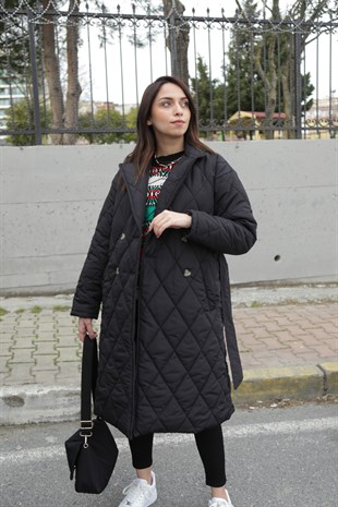Siyah Kuşaklı Uzun Kapitone Mont